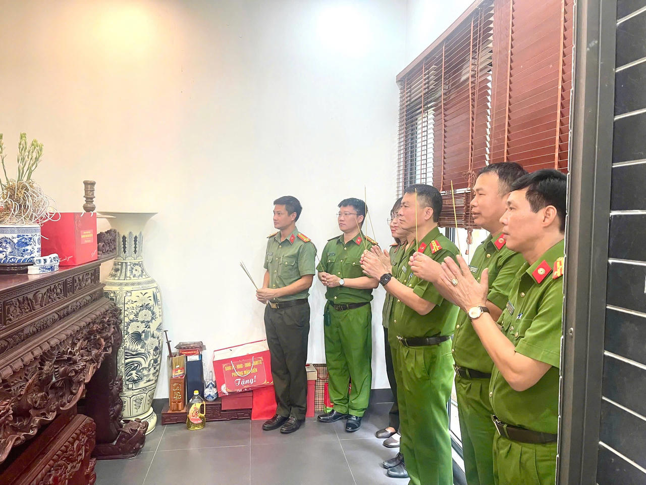 Lãnh đạo Văn phòng Cơ quan Cảnh sát điều tra Công an tỉnh Bắc Ninh thành kính dâng hương. Ảnh: CACC