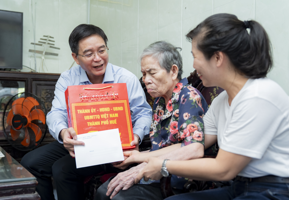 Bí thư Thành ủy Nguyễn Đình Trung thăm, tặng quà tại nhà Anh hùng Lực lượng vũ trang nhân dân Nguyễn Thị Lài. (Ảnh: UBND TP Huế)
