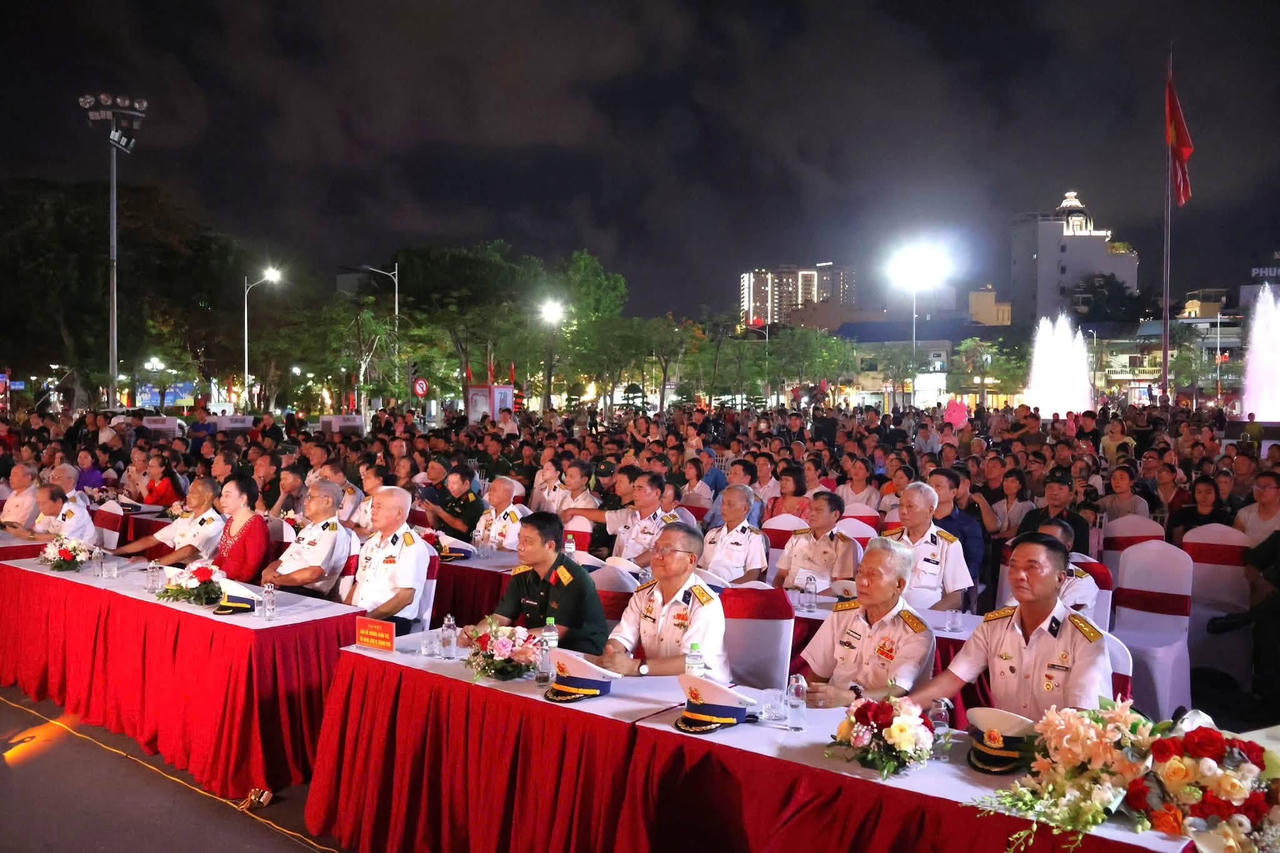 Các đại biểu tham dự Chương trình nghệ thuật đặc biệt "Vành hoa lửa" nhân kỷ niệm 79 năm Ngày Thương binh - Liệt sĩ. (ảnh CTTĐT TP)