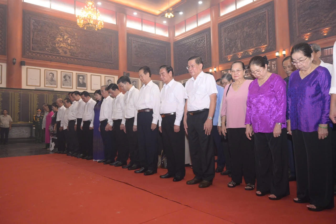 Các đại biểu dành phút mặc niệm tại Đền tưởng niệm Anh hùng Liệt sĩ và Người có công tỉnh An Giang. Ảnh: Phương Vũ