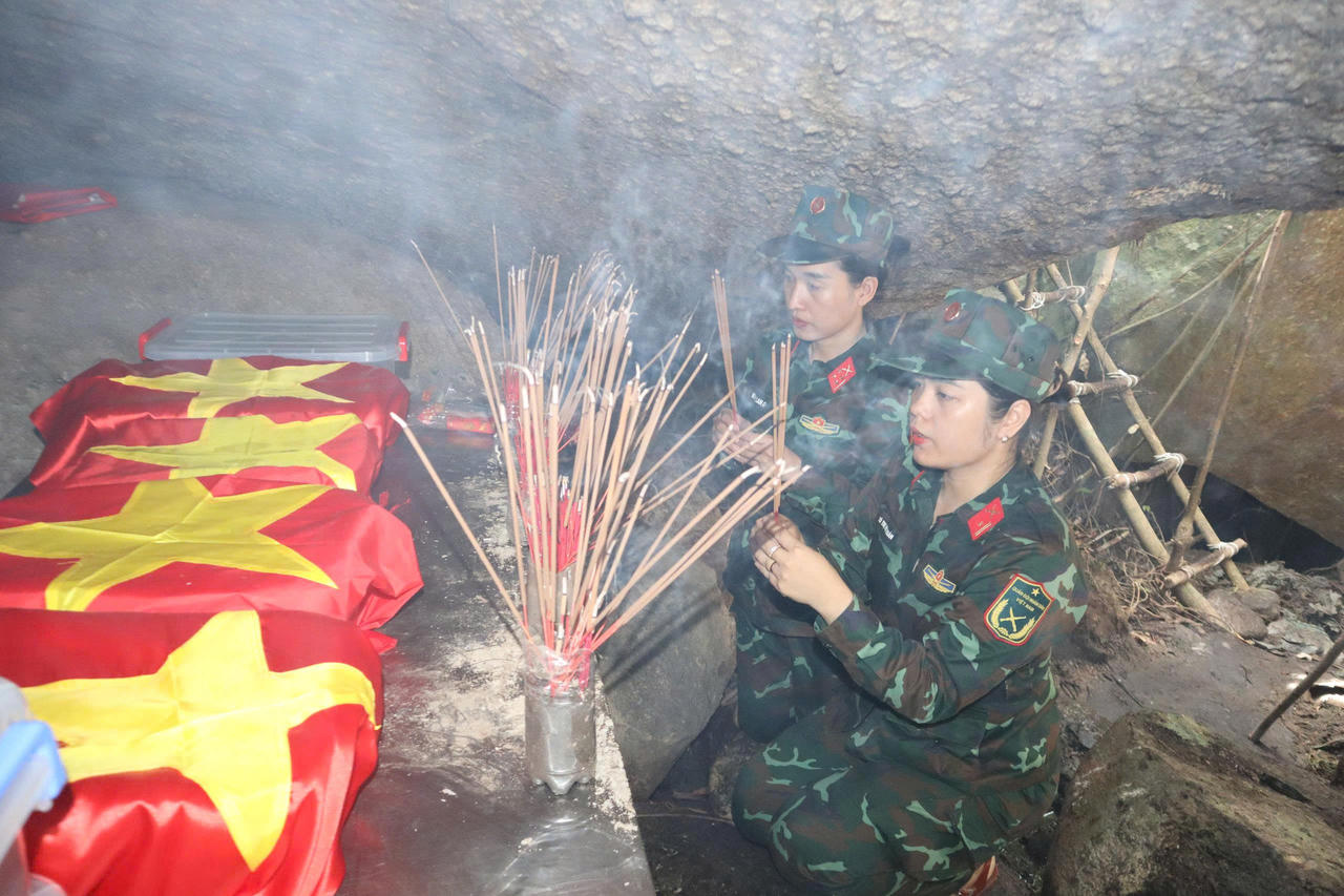 Phụ nữ thắp hương hài cốt liệt sĩ đã được tìm thấy
