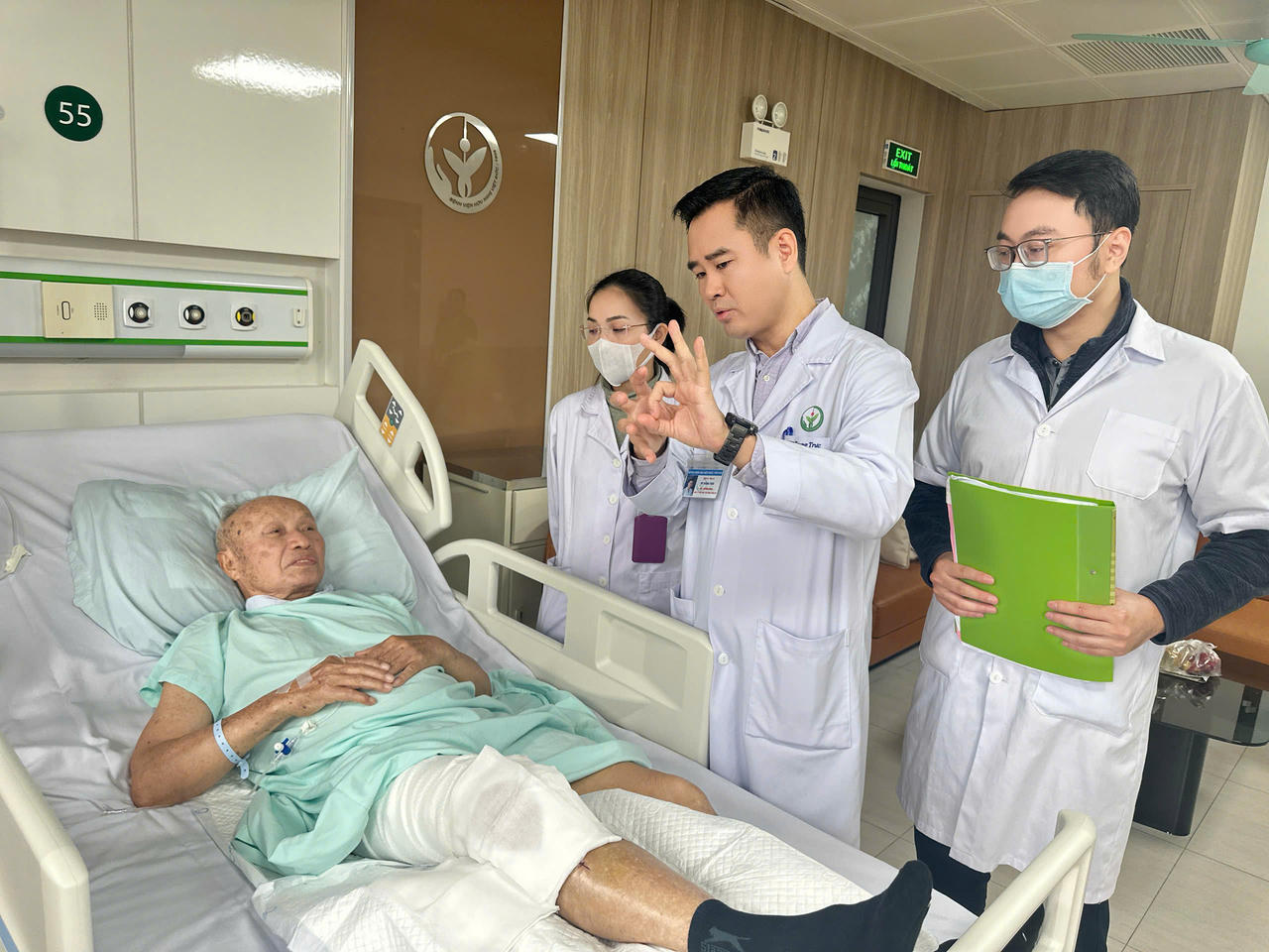 TTUT.TS.BS Vũ Trung Trực – Phó Trưởng khoa Phẫu thuật Hàm mặt, Tạo hình – Thẩm mỹ thăm khám người bệnh sau phẫu thuật.