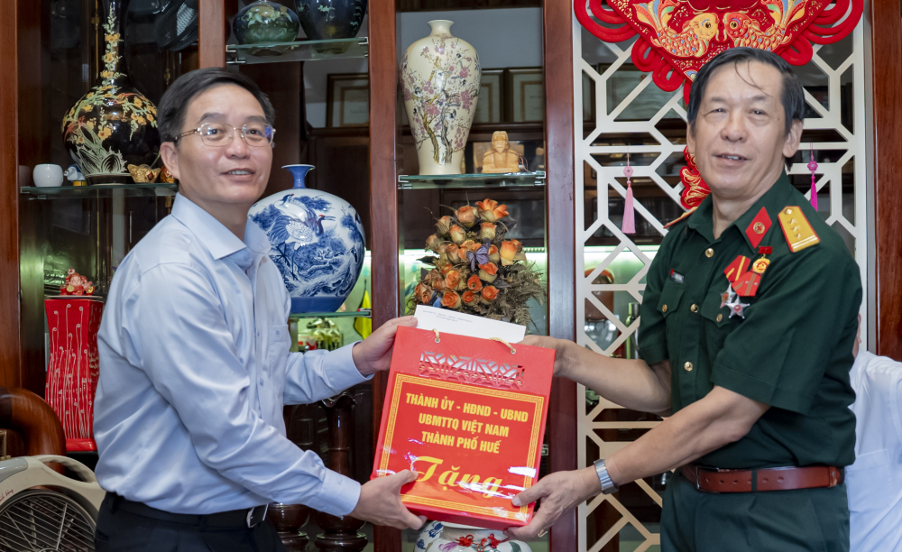 Bí thư Thành ủy Nguyễn Đình Trung thăm, tặng quà tại nhà thương binh Huỳnh Tấn An. (Ảnh: UBND TP Huế).