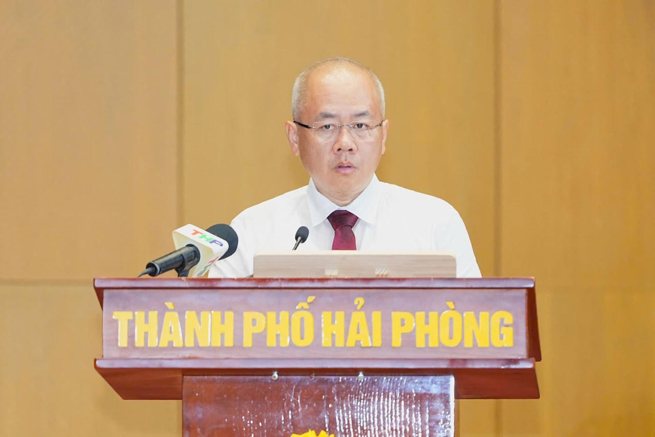 Chủ tịch UBND TP Hải Phòng Đỗ Thành Trung trình bày báo cáo tình hình phát triển kinh tế - xã hội 6 tháng đầu năm 2026. (ảnh ĐT)