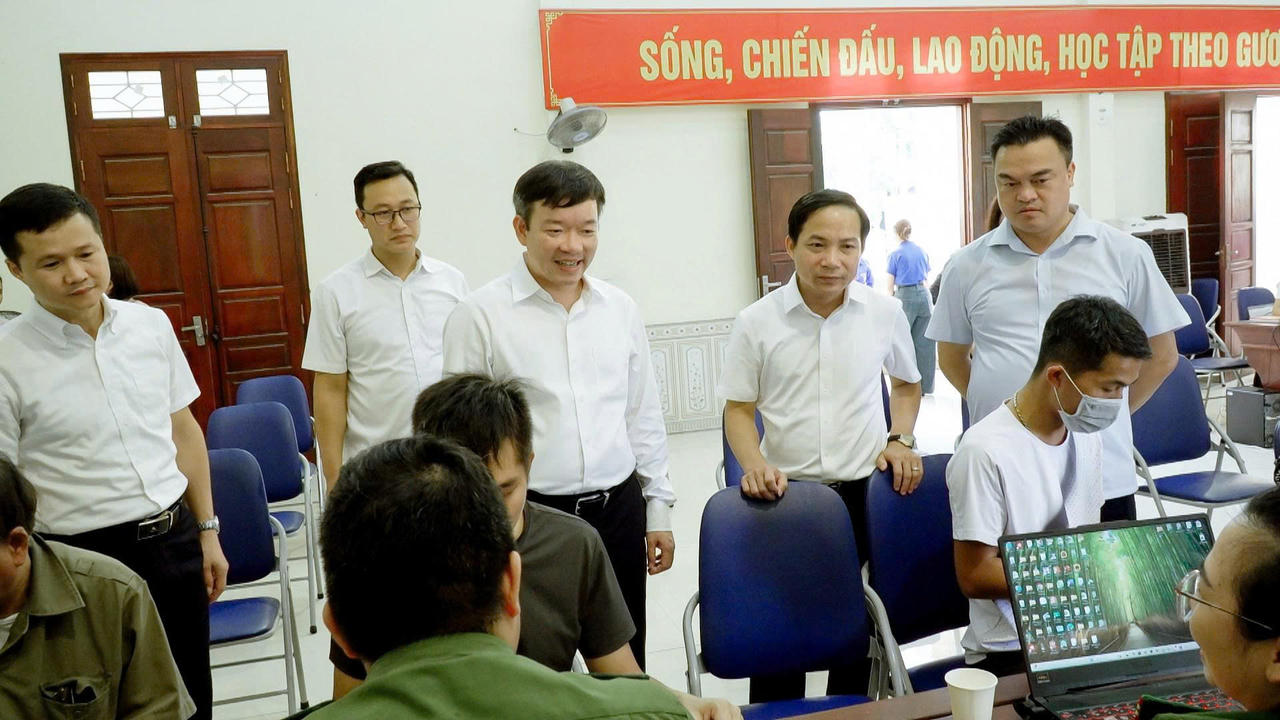 Các đồng chí lãnh đạo phường Từ Sơn kiểm tra điểm hỗ trợ giải quyết TTHC lưu động tại Tổ dân phố Doi Sóc. (Ảnh: UBND phường Từ Sơn)