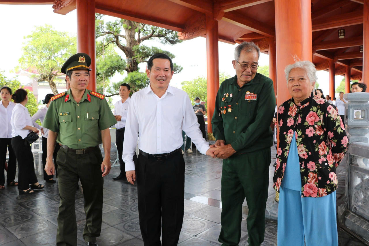Ông Đinh Văn Nơi - Phó Bí thư Tỉnh uỷ, Bí thư Đảng uỷ Đặc khu Phú Quốc thăm hỏi, động viên thân nhân liệt sĩ, người có công. Ảnh: Tiến Dũng