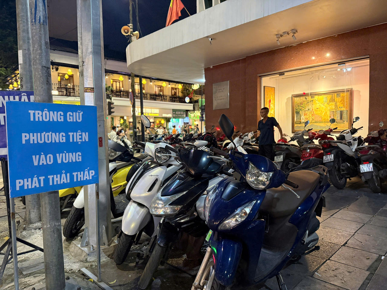 Hà Nội hỗ trợ đổi xe máy cũ: Người dân mong chính sách sớm đi vào cuộc sống Hà Nội hỗ trợ đổi xe máy cũ: Người dân mong chính sách sớm đi vào cuộc sống