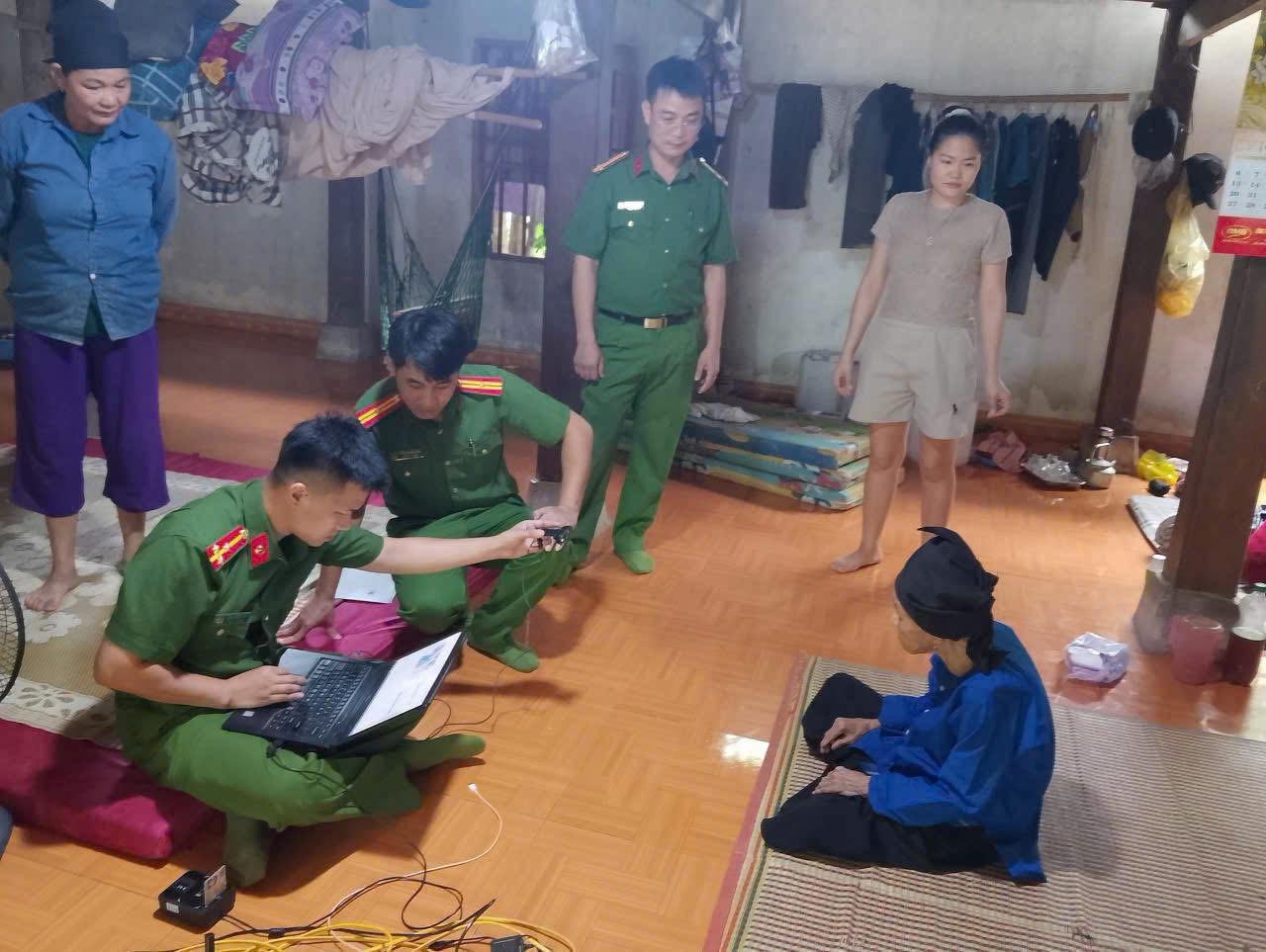 Các chiến sĩ Công an Tuyên Quang đã đến tận các gia đình thân nhân liệt sĩ để thu nhận ADN. (Ảnh: CATQ)