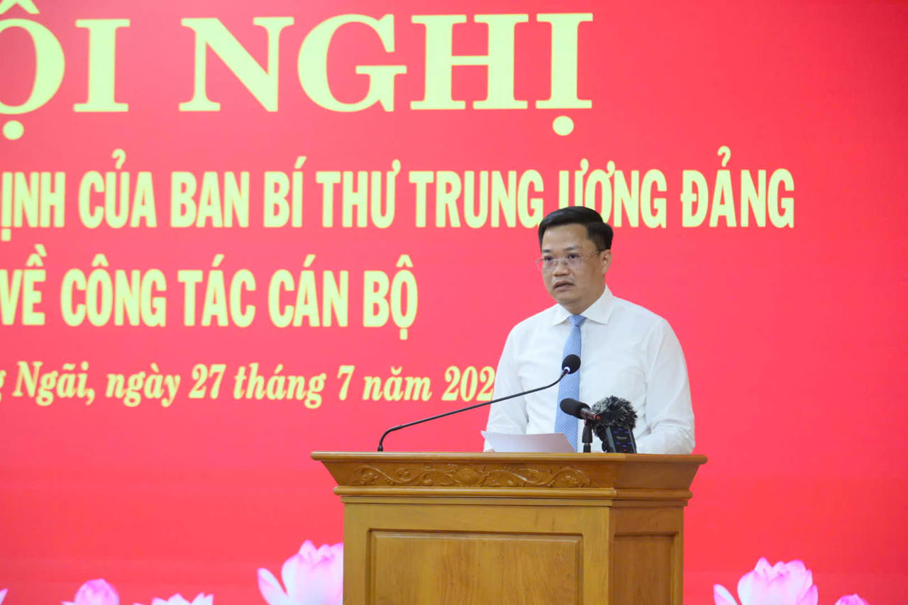 Tân Phó Bí thư Tỉnh ủy Quảng Ngãi phát biểu nhận nhiệm vụ (ảnh Vân Anh)
