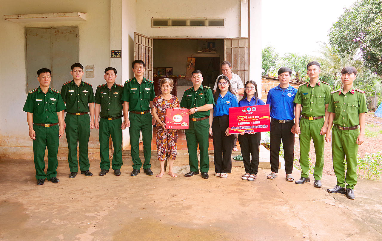Đồn Biên phòng Cửa khẩu Chàng Riệc phối hợp các cơ quan, đơn vị thăm hỏi, tặng quà các gia đình chính sách trên địa bàn xã Tân Lập, tỉnh Tây Ninh. Ảnh: Đinh Quân