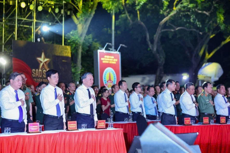 Tổng Bí thư, Chủ tịch nước Tô Lâm; Thủ tướng Chính phủ Lê Minh Hưng và các đại biểu dự chương trình tại điểm cầu Tượng đài Bắc Sơn.
