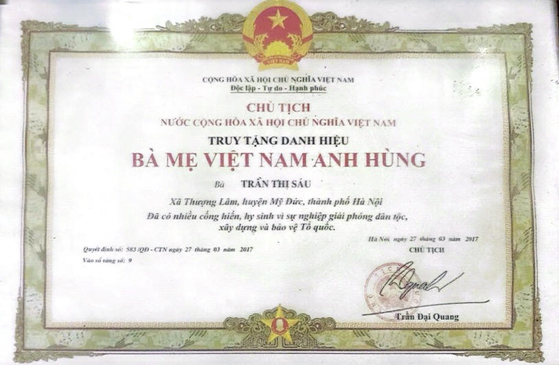 Mẹ Trần Thị Sáu, có chồng là liệt sĩ Trịnh Văn Khảm và con trai là liệt sĩ Trịnh Văn Chất.