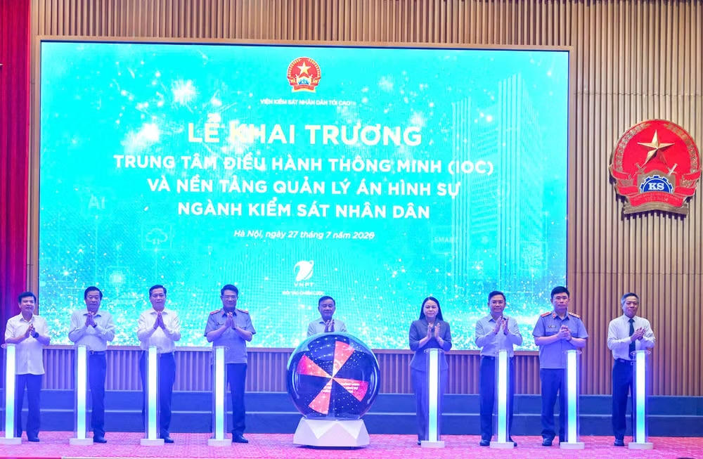 Thường trực Ban Bí thư Trần Cẩm Tú và các đại biểu nhấn nút thực hiện nghi thức khai trương Trung tâm điều hành thông minh (IOC). Ảnh: nhandan.vn
