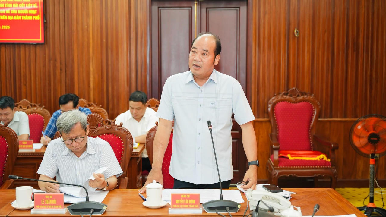 Phó Chủ tịch UBND thành phố Nguyễn Văn Mạnh phát biểu trao đổi tại hội nghị. (Ảnh: UBND TP Huế)