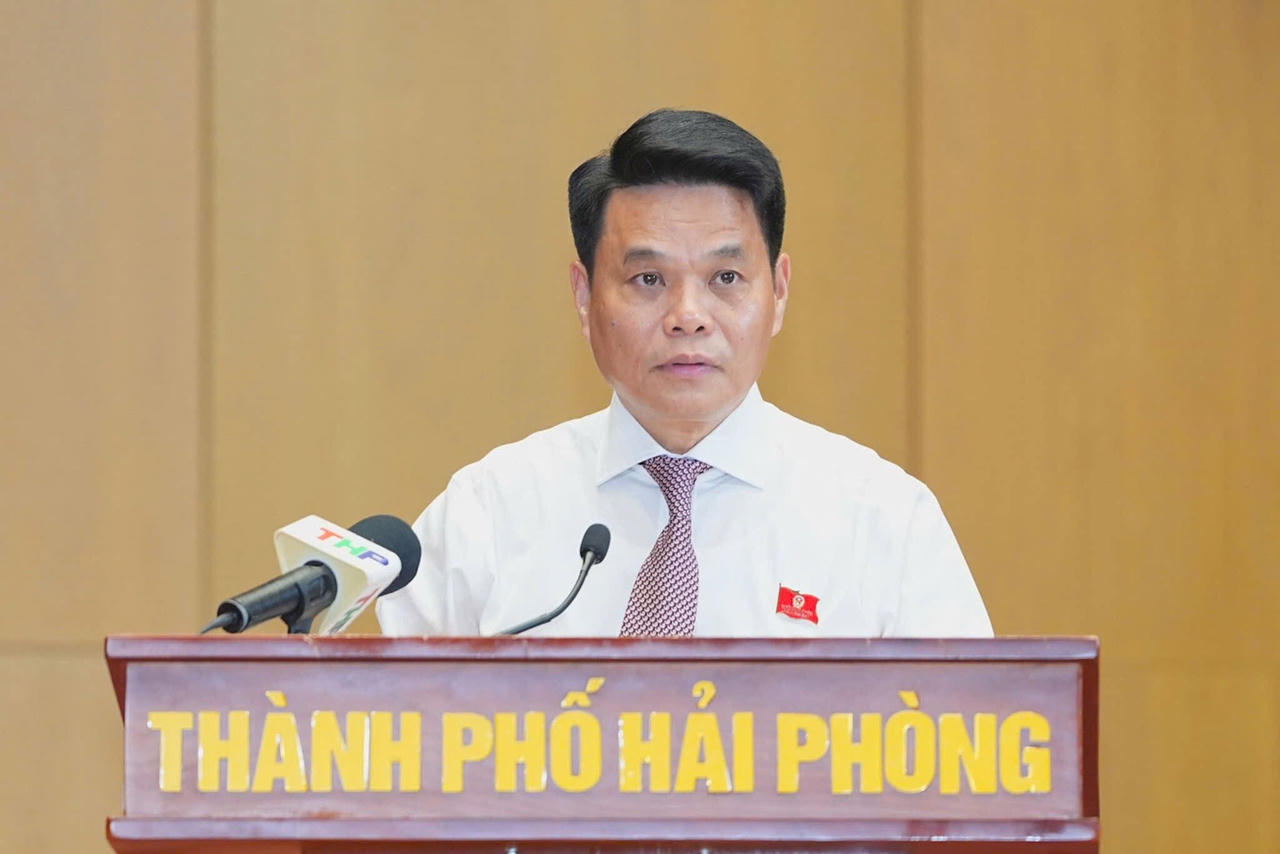 Ủy viên Trung ương Đảng, Bí thư Thành ủy, Trưởng đoàn ĐBQH TP Hải Phòng Lê Ngọc Châu phát biểu chỉ đạo tại kỳ họp. (ảnh ĐT)
