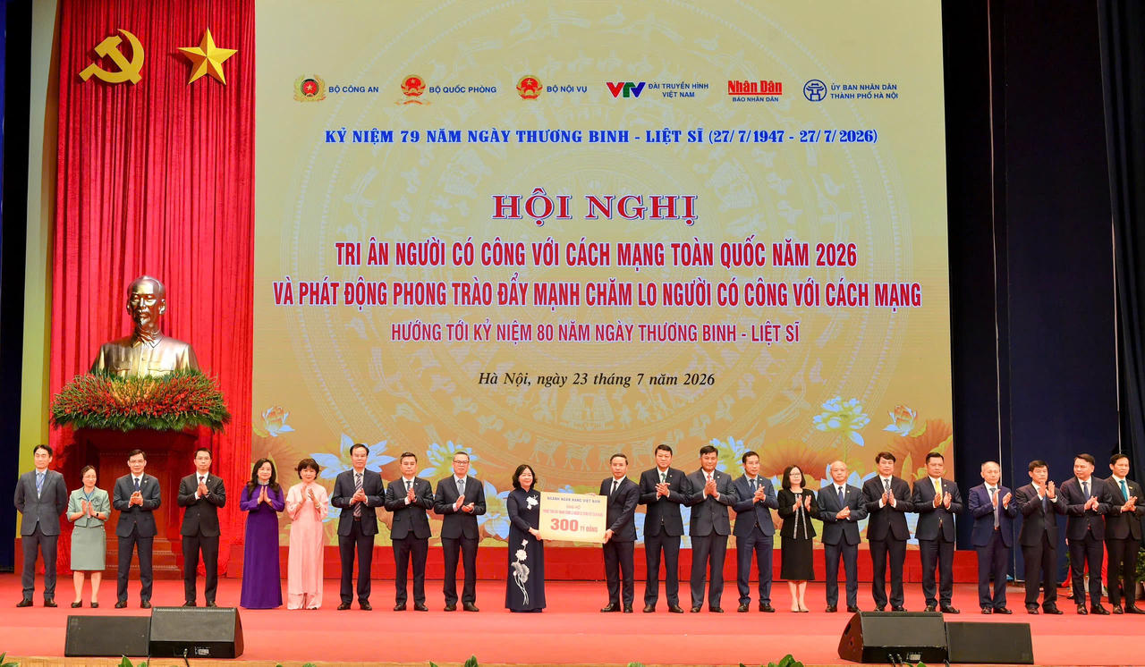 Ông Phạm Đức Ấn - Thống đốc NHNN cùng lãnh đạo các NHTM&nbsp;trao tặng số tiền 300 tỷ đồng ủng hộ phong trào đẩy mạnh chăm lo người có công với cách mạng. Ông Phạm Toàn Vượng - Tổng Giám đốc, đại diện Agribank (thứ 10 từ phải sang) vinh dự tham gia cùng đoàn đại biểu ngành Ngân hàng