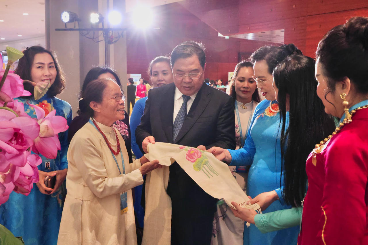 Tạo điều kiện cho người cao tuổi tham gia thị trường lao động vừa đem lại niềm vui, sức khỏe và đóng góp cho xã hội. (Trong ảnh: Nghệ nhân Phan Thị Thuận giới thiệu sản phẩm lụa dệt từ tơ sen tại không gian trưng bày sản phẩm làng nghề truyền thống, sáng tạo của phụ nữ Hà Nội trong khuôn khổ Đại hội đại biểu phụ nữ toàn quốc lần thứ XIV ngày 17 - 19/2026). (Ảnh: Hội LHPN Hà Nội)