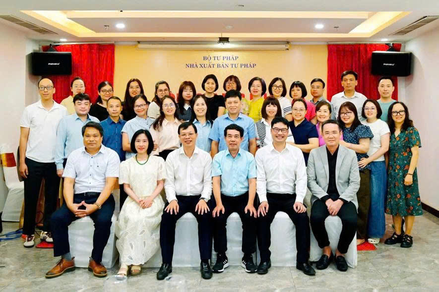 Các đại biểu chụp ảnh lưu niệm. (Ảnh: ĐVCC)