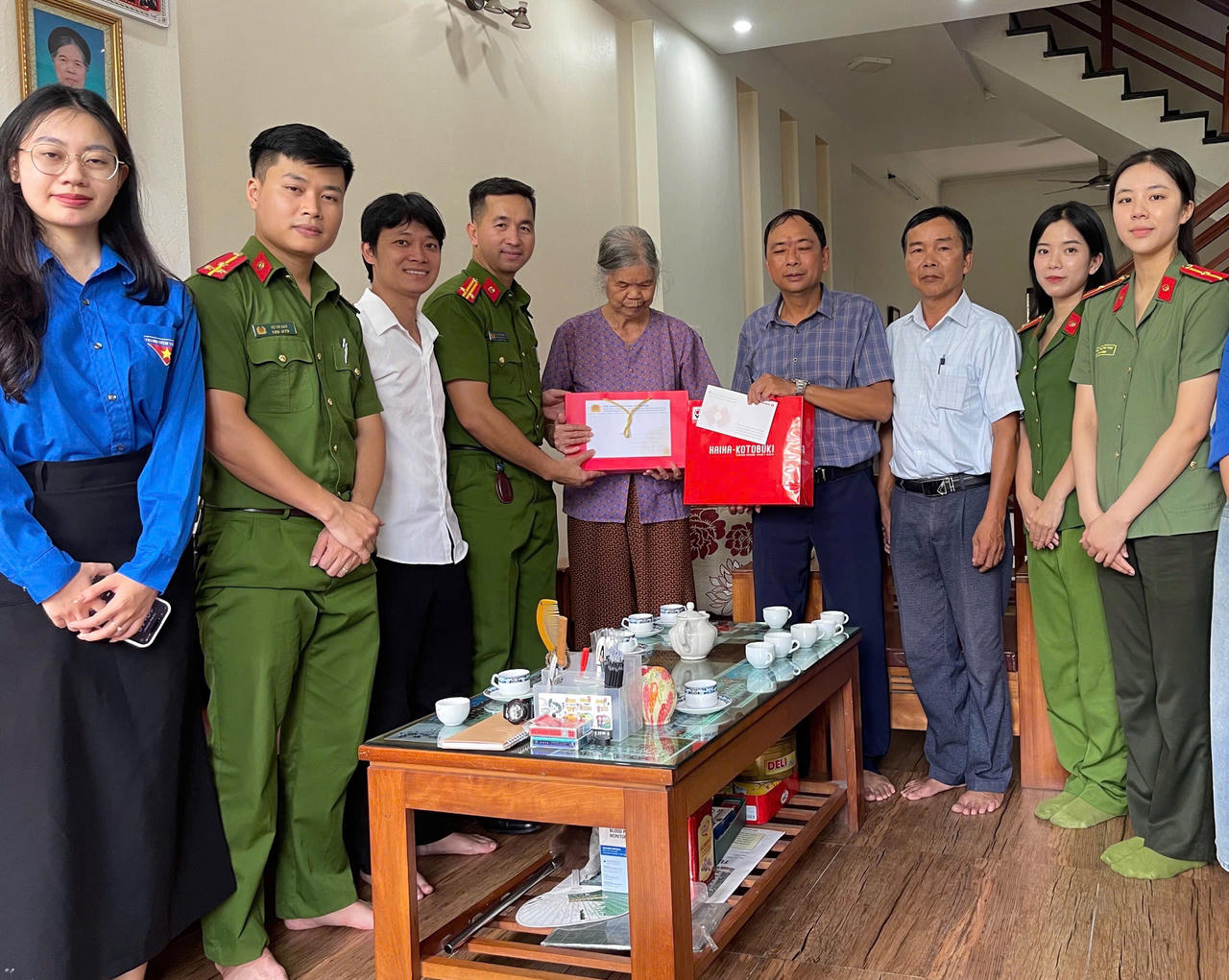 Văn phòng Cơ quan Cảnh sát điều tra Công an tỉnh Bắc Ninh tặng quà gia đình người có công. Ảnh: CACC