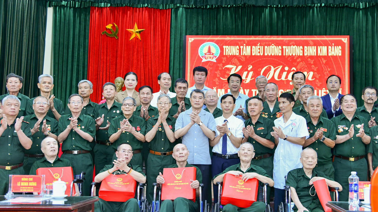 Đại diện Agribank, ông Tô Huy Vũ - Bí thư Đảng uỷ, Chủ tịch HĐTV (hàng trên cùng, ngoài cùng bên phải) tham gia Đoàn công tác của Thủ tướng Lê Minh Hưng đến thăm và tặng quà thương, bệnh binh tại Ninh Bình
