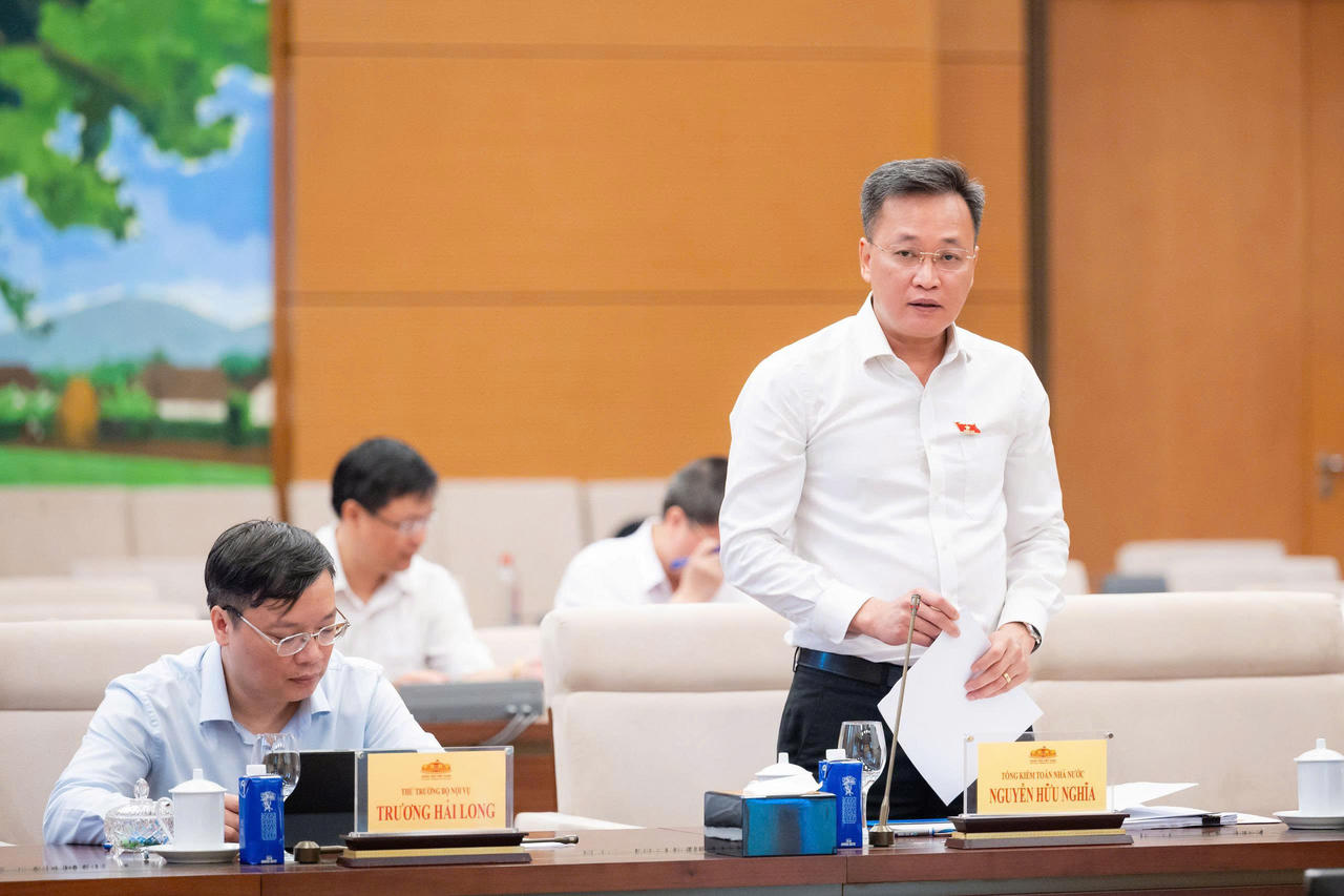 Tổng KTNN Nguyễn Hữu Nghĩa trình bày tờ trình tại phiên họp.