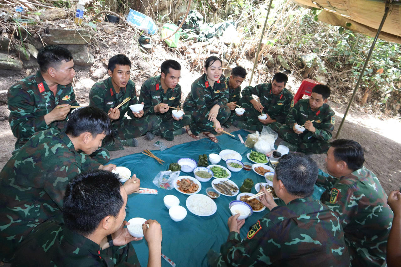 Dù quãng đường đến Hang Đá Sập rất khó khăn, chị em vẫn cố gắng đưa cơm và các phần quà đến tận nơi tiếp sức cho các lực lượng tìm kiếm