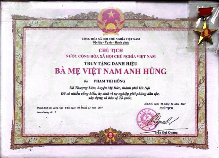 Mẹ Phạm Thị Hồng, có hai người con là liệt sĩ Trịnh Văn Ấu và liệt sĩ Trịnh Văn Khảm.