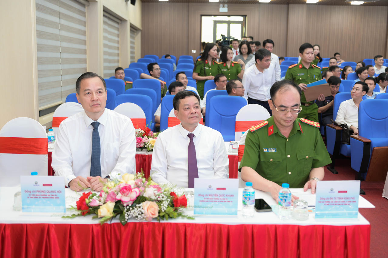 Trưởng ban Tuyên giáo và Dân vận Tỉnh ủy Lạng Sơn Nguyễn Quốc Khánh, Bí thư Đảng ủy phường Đông Kinh Phùng Quang Hội và đại diện C06 tại buổi lễ.