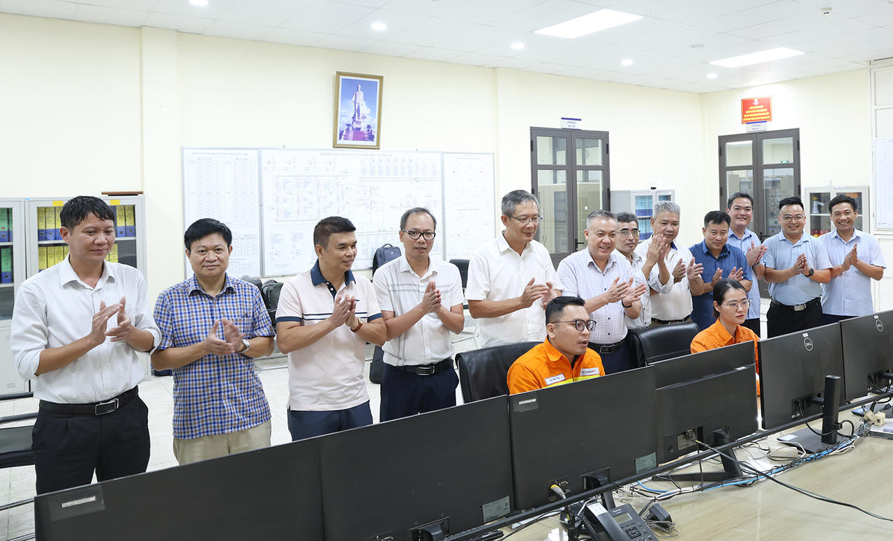 Phó Tổng giám đốc EVNNPT Nguyễn Ngọc Tân (thứ 5 từ trái qua) cùng lãnh đạo NPMB, các đơn vị liên quan chứng kiến thời khắc đóng điện dự án