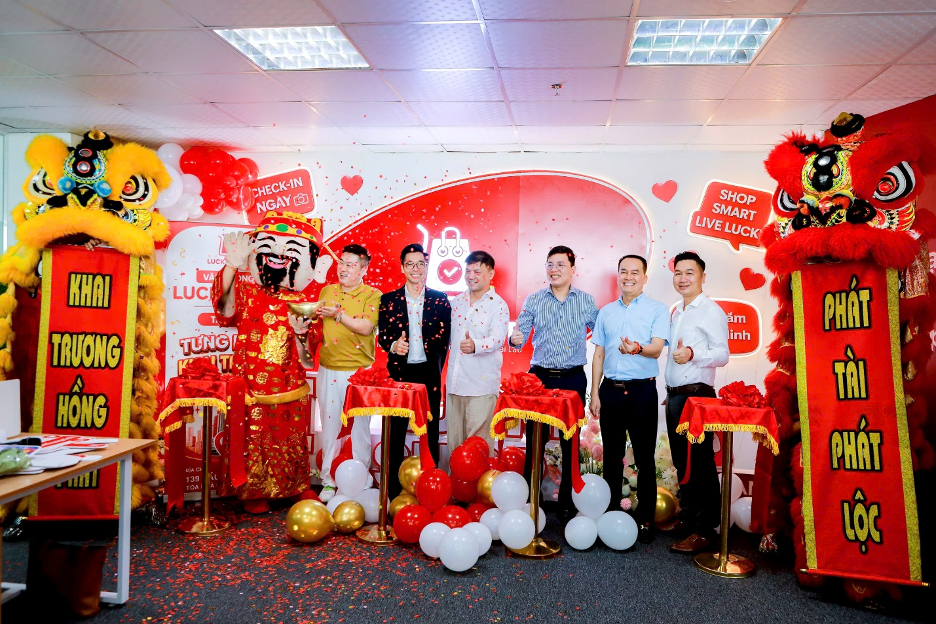 Ban Lãnh đạo Lucky Shop chụp ảnh lưu niệm cùng khách hàng tham dự lễ khai trương.