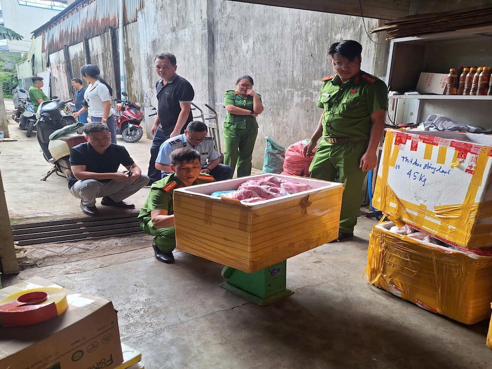Gia Lai: Phát hiện 1,38 tấn thực phẩm đông lạnh không rõ nguồn gốc