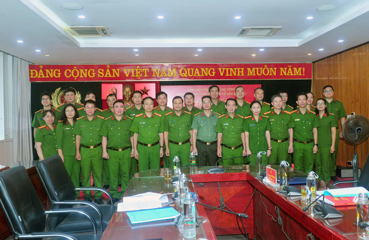 Các đại biểu dự tập huấn chụp ảnh lưu niệm. (Ảnh: C05)