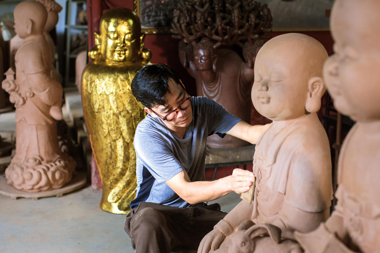 Nghệ sĩ Tuấn Gốm cùng tượng Phật Mình Chim sẽ được trưng bày trong triển lãm tại núi Bà Đen. Ảnh: Sun World Ba Den Mountain