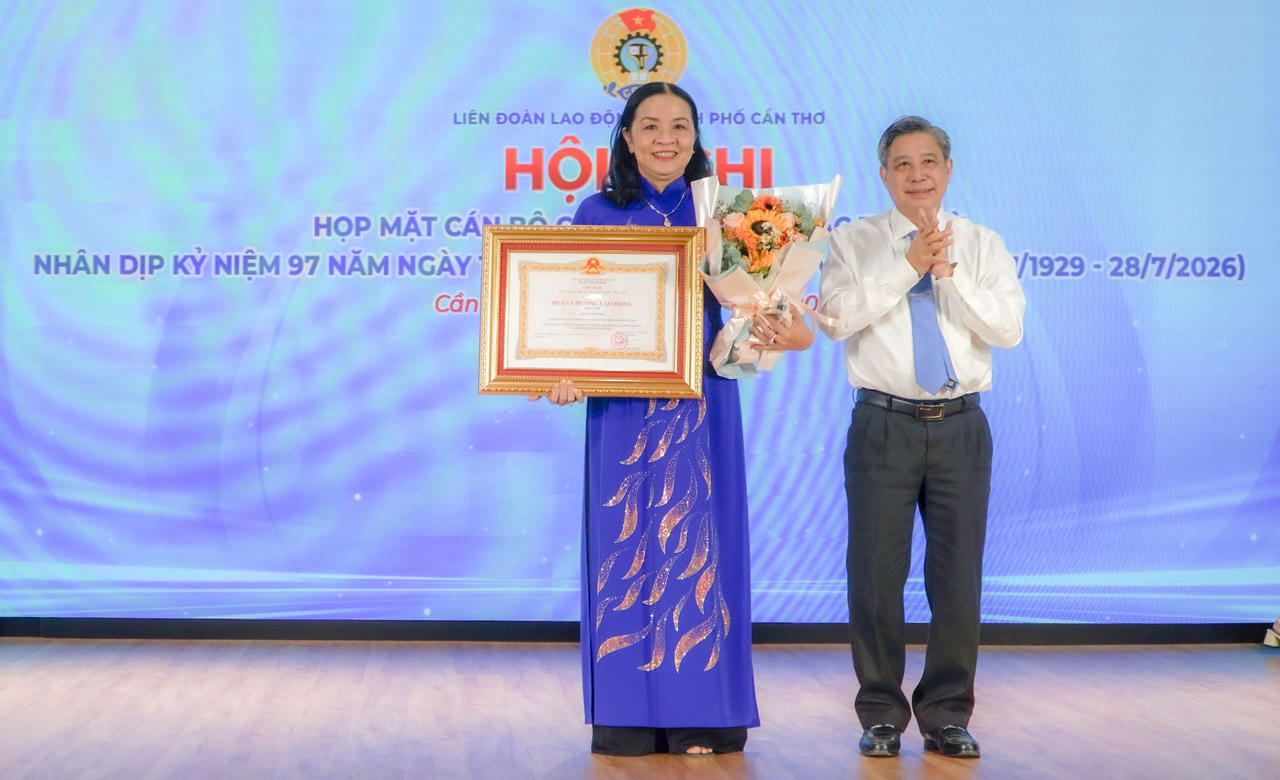 Thừa ủy quyền của Chủ tịch nước, Phó Bí thư Thường trực Thành ủy, Chủ tịch HĐND TP Cần Thơ Đồng Văn Thanh (phải)  trao Huân chương Lao động hạng Nhì cho bà Huỳnh Thị Hiền, Nguyên Phó Chủ tịch Thường trực LĐLĐ TP. Cần Thơ.