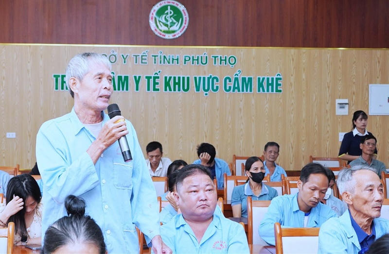 Đại diện người bệnh phát biểu ý kiến tại hội nghị (Ảnh: TTYT Cẩm Khê).