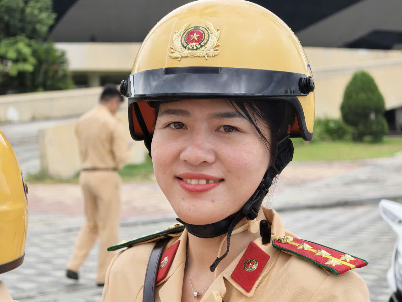 Cán bộ, chiến sĩ nữ cũng lần đầu tranh tài ở nội dung vượt vật cản (ảnh Vân Anh)