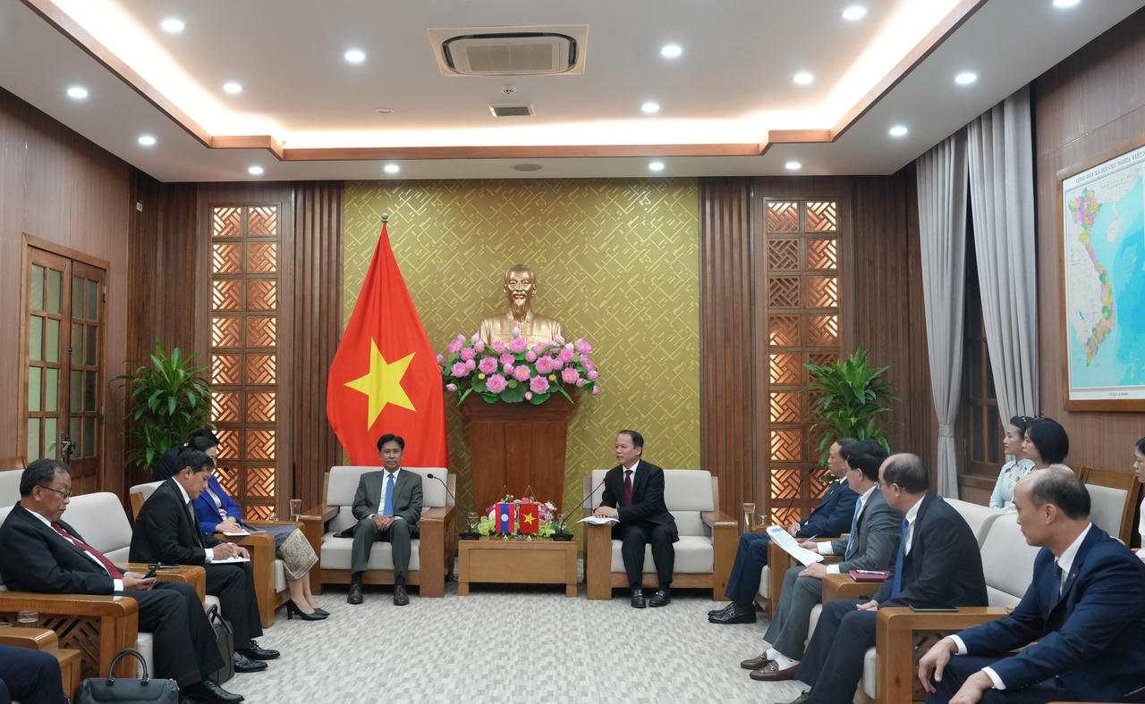 Bộ trưởng Hoàng Thanh Tùng tiếp Chánh án TAND Tối cao Lào