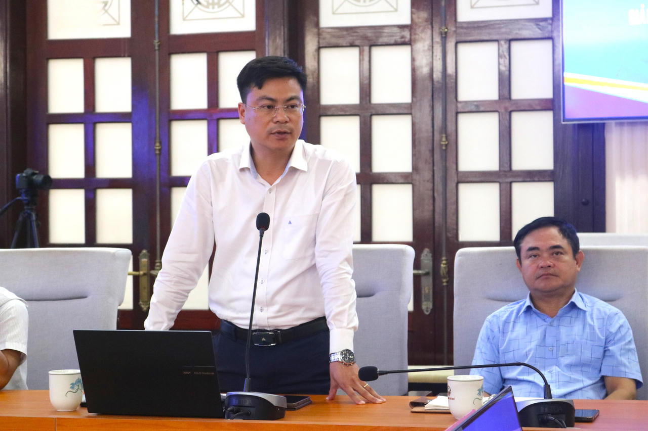 Đại diện Sở Giáo dục và Đào tạo TP Huế phát biểu đề xuất tại phiên họp. (Ảnh: Thùy Nhung). 