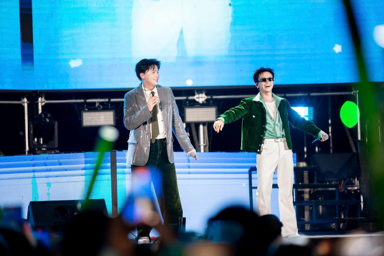 Màn song ca của S.T Sơn Thạch và Bùi Công Nam nhận được sự hưởng ứng nồng nhiệt từ khán giả (Ảnh: VPBank)
