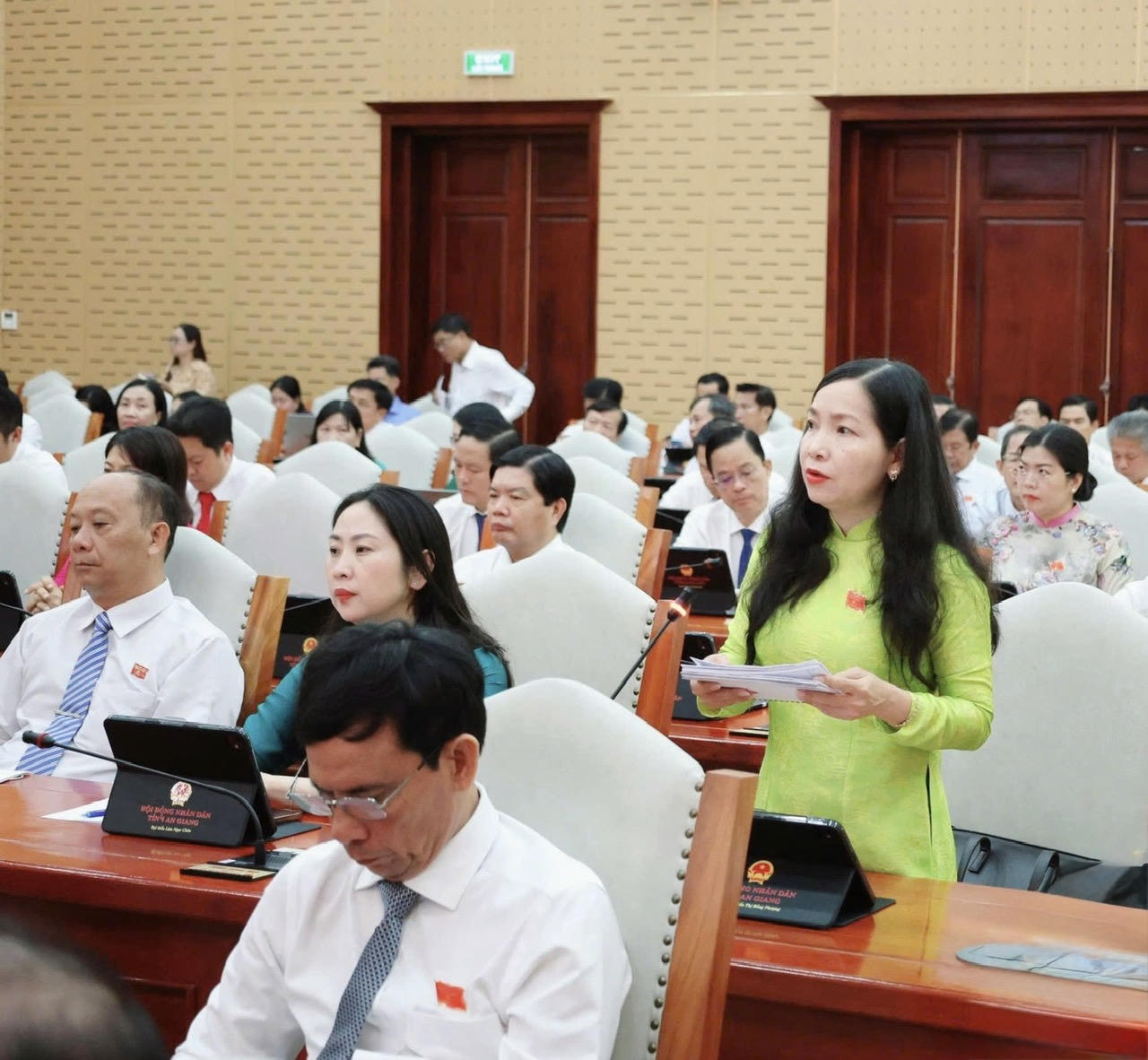 Đại biểu Nguyễn Thị Hồng Phượng, Phó Trưởng Ban Pháp chế HĐND tỉnh, Tổ đại biểu số 21 chất vấn tại buổi làm việc