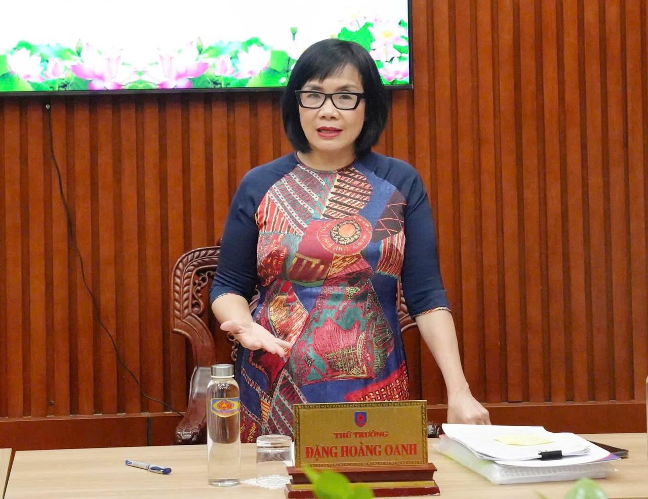 Thứ trưởng Đặng Hoàng Oanh phát biểu tại buổi làm việc. 