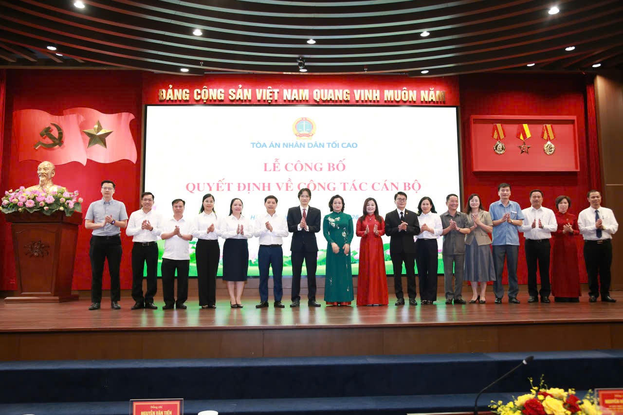 Lãnh đạo TANDTC, các lãnh đạo Cục, Vụ TANDTC, Bộ Tư pháp và lãnh đạo Báo Pháp luật Việt Nam, Báo Công lý chúc mừng các đồng chí được bổ nhiệm 