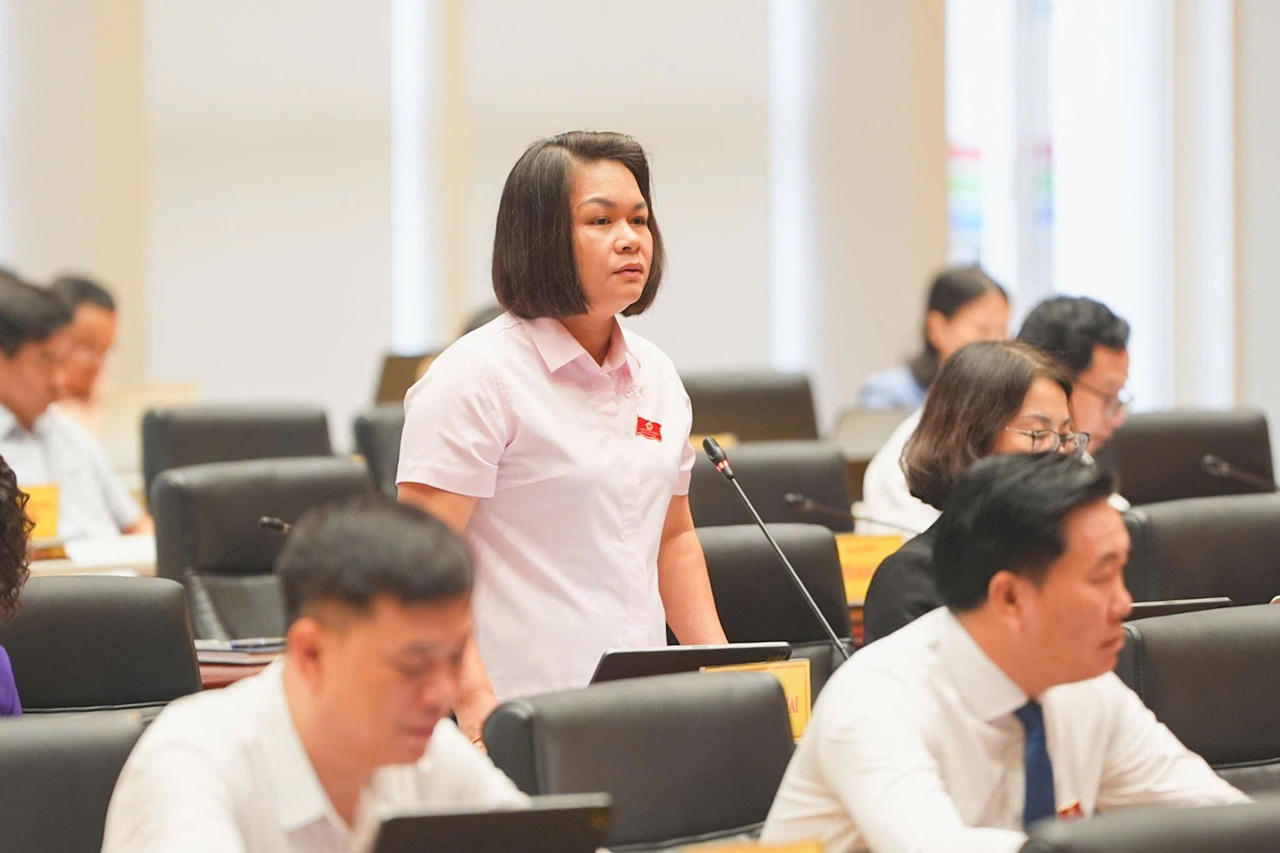 Đại biểu Bùi Thị Tuyết Mai, Bí thư Đảng ủy, Chủ tịch HĐND phường Phù Liễn, chia sẻ kinh nghiệm trong công tác giải phóng mặt bằng. (ảnh Cổng TTTP)