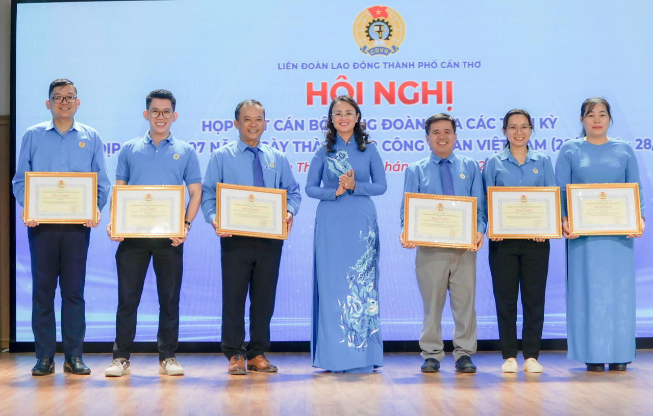 Bà Lê Thị Sương Mai - Phó Chủ tịch Ủy ban MTTQ Việt Nam thành phố, Chủ tịch LĐLĐ TP Cần Thơ trao Bằng khen Liên đoàn Lao động TP Cần Thơ khen thưởng cho 6 tập thể xuất sắc đạt giải Cuộc thi trực tuyến tìm hiểu Nghị quyết Đại hội XIV Công đoàn Việt Nam, nhiệm kỳ 2026 - 2031 và Nghị quyết Đại hội Công đoàn TP Cần Thơ lần thứ I, nhiệm kỳ 2025 - 2030. (Ảnh: HV)