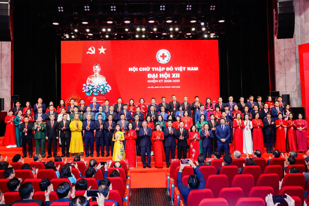 Lãnh đạo Đảng, Nhà nước cùng đại diện các ban, bộ ngành, các tổ chức trong và ngoài nước chụp hình lưu niệm cùng Ban Chấp hành Trung ương Hội Chữ thập đỏ Việt Nam khoá XII, nhiệm kỳ 2026-2031.