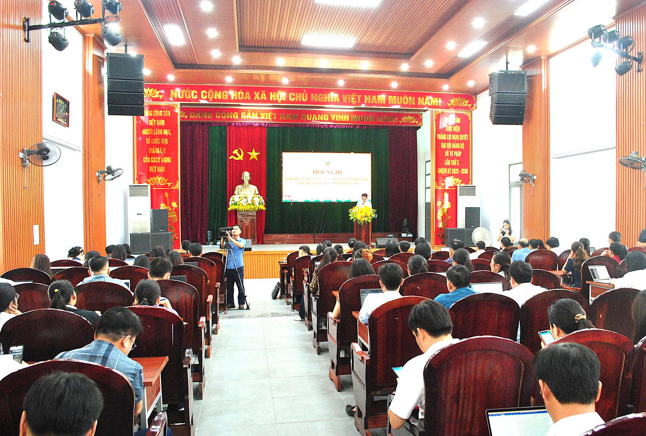 Các đại biểu là cán bộ làm công tác tổ chức thi hành pháp luật trên địa bàn tỉnh Hà Tĩnh.