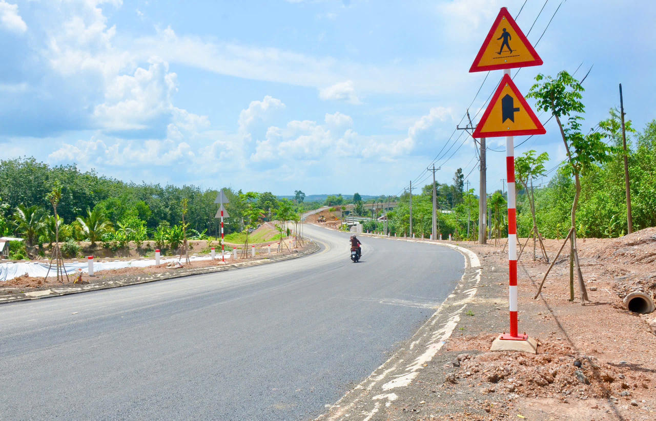 Khi cầu Hiếu Liêm thông xe, việc đi lại của người dân sẽ không còn phụ thuộc vào tuyến phà hiện hữu. Ảnh: Duy Khương.