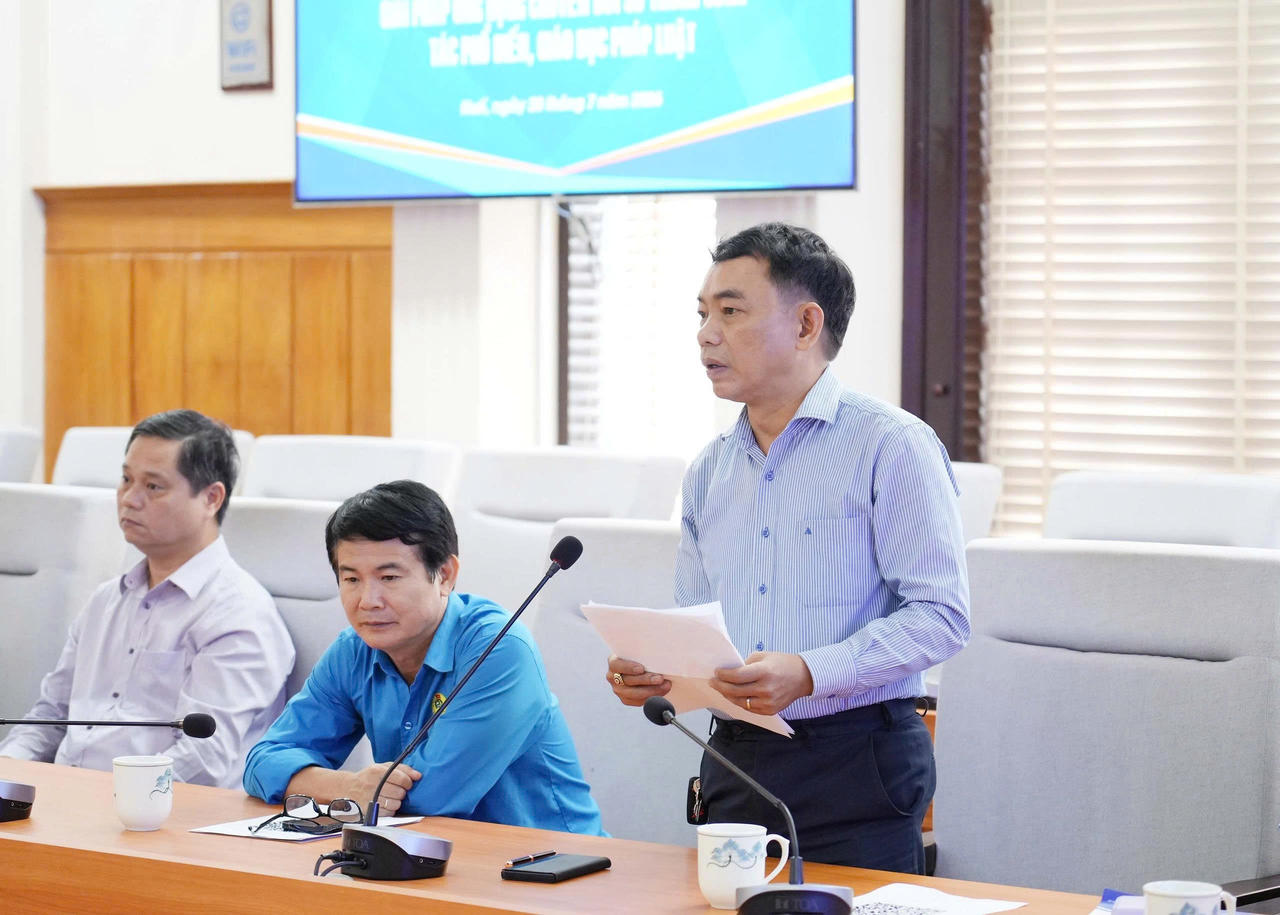 Đại diện Hiệp hội Doanh nghiệp thành phố chia sẻ mô hình ứng dụng nền tảng số trong hỗ trợ pháp lý về lao động cho doanh nghiệp. (Ảnh: Thùy Nhung).
