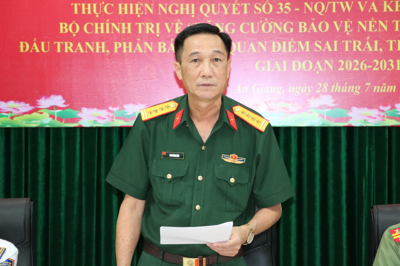 Đại tá Cao Minh Tâm, Phó Chính ủy Bộ Chỉ huy Quân sự tỉnh phát biểu tại hội nghị ký kết.