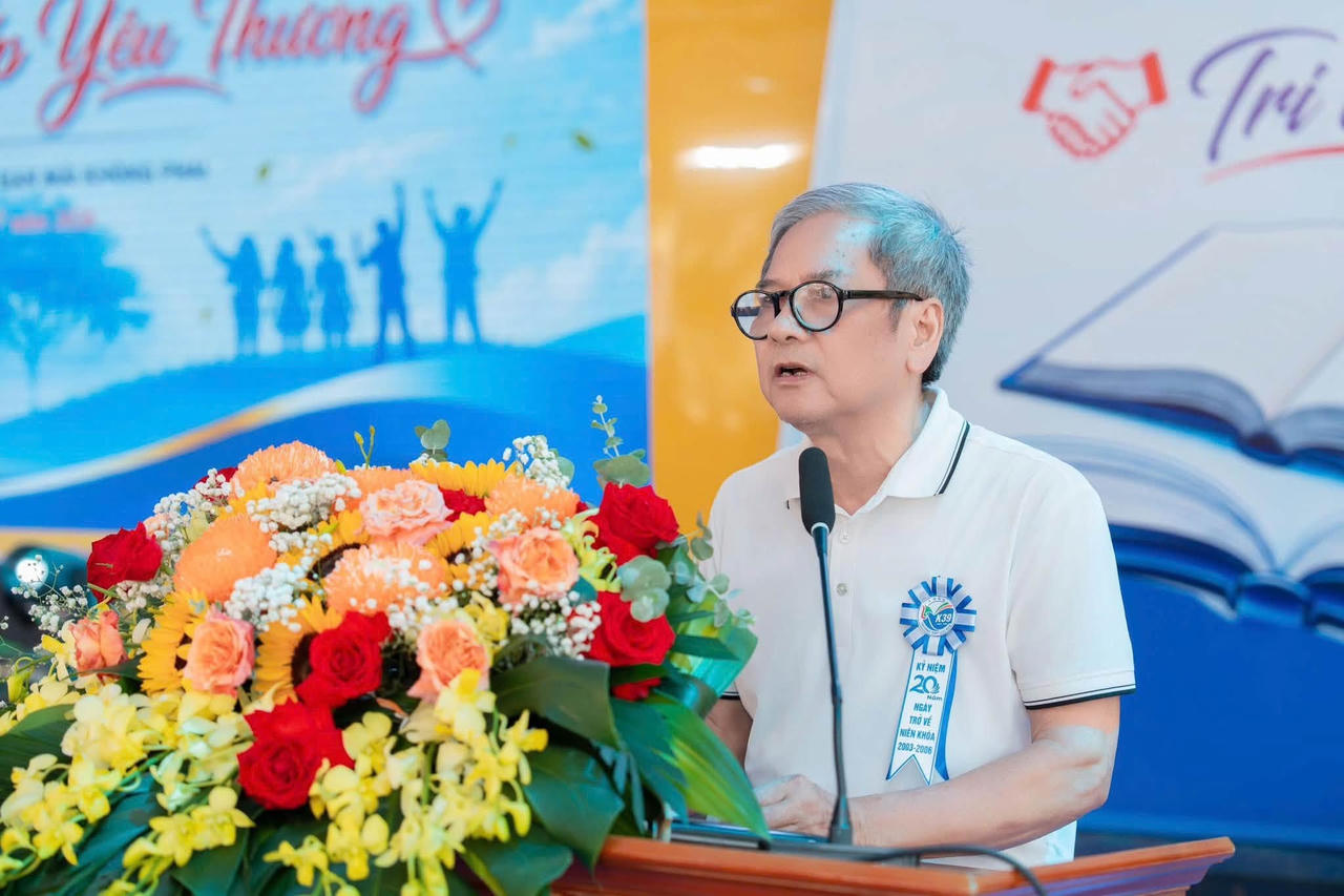 Thầy giáo Đào Văn Mộc, nguyên Hiệu trưởng trường THPT Lục Nam có bài phát biểu xúc động tại buổi hội khóa.